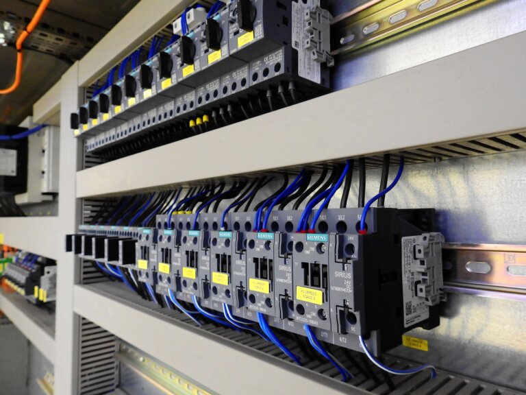 Skåpsbyggnation - Produkter inom El & Automation