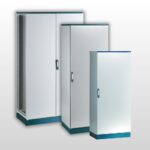 Apparatskåp i plåt för industriell automation