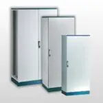 Apparatskåp i plåt för industriell automation