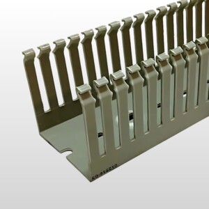 Slitsad PVC-kabelkanal från Iboco för apparatskåp